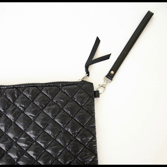 QUILTED SOHO TOTE BAG IN BLACK WITH REMOVABLE WRISTLET POUCH - Picture 5 of 10